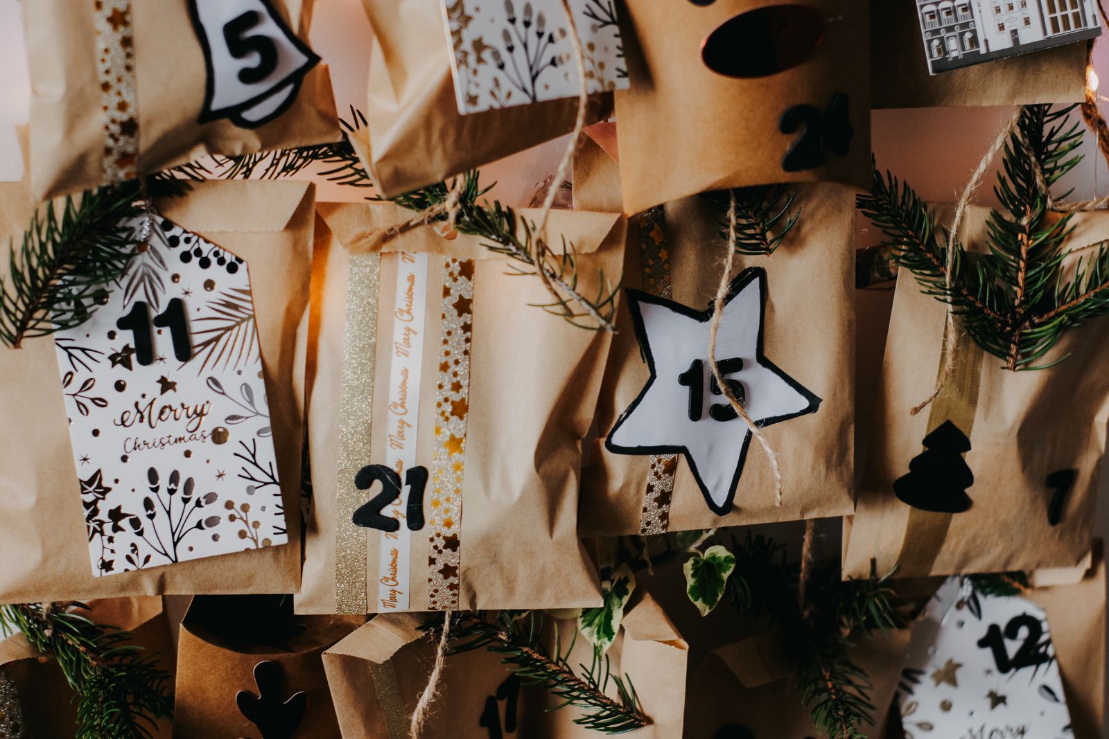 DIY-Adventskalender aus nummerierten Kraftpapiertüten mit Tannenzweigen